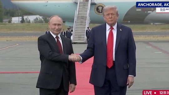 Stretnutie Trump - Putin, potriasli si rukou na letisku