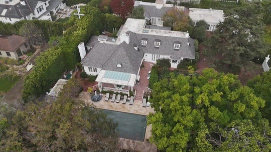 Zábery z dronu na vilu Reinerovcov, kde ich zavraždil vlastný syn