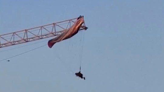 Nebeské cesty sú nevyspytateľné, paraglajdistu 'chytil' žeriav