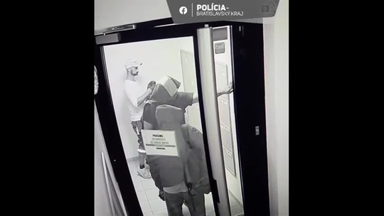 Zobrali kľúče, neskôr sa vrátili kradnúť. Poznáte zlodejov z Cintorínskej?