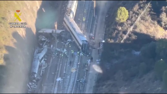 Letecké zábery na smrteľnú haváriu vysokorýchlostného vlaku v Španielsku