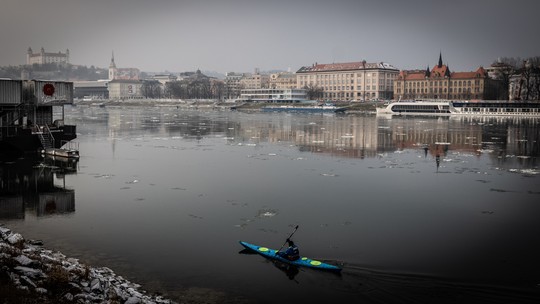 V Dunaji pri Bratislave plávajú ľadové kryhy