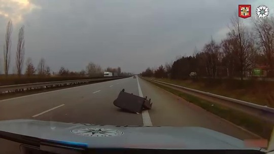 K takejto kurióznej nehode došlo na diaľnici. Sedačka vypadla priamo pred očami policajtov