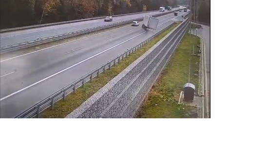 Opitý cudzinec ohrozoval premávku na D1. Pozrite si, čo stváral, takmer sa prevrátil na vozovku