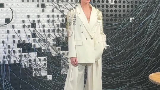 Adela Vinczeová ako módna múza s popolom na ramenách. Takto moderovala ceny za umenie