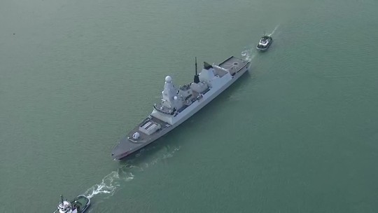 Britská vojnová loď odchádza do východného Stredomoria