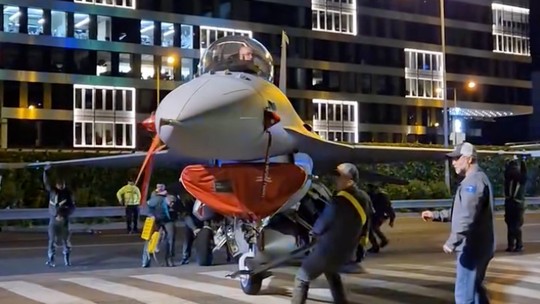 Stíhačku F-16 privážajú do bratislavskej Incheby