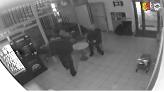 Žena priniesla na policajnú stanicu protitankovú strelu v taške. Policajti zostali v šoku