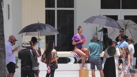 Taylor Hill fotila v plavkách a s melónom, krivky má ´šťavnaté´