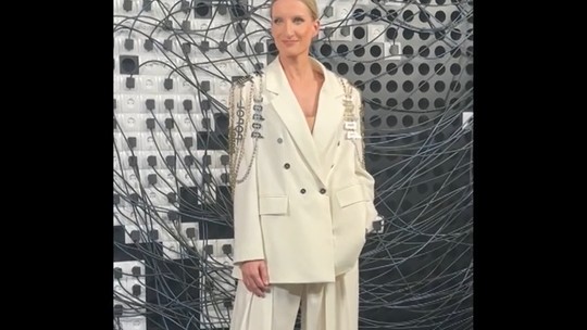 Adela Vinczeová ako módna múza s popolom na ramenách. Takto moderovala ceny za umenie