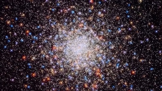 Hubblov teleskop odhalil detaily starobylej hviezdokopy vzdialenej 22-tisíc svetelných rokov