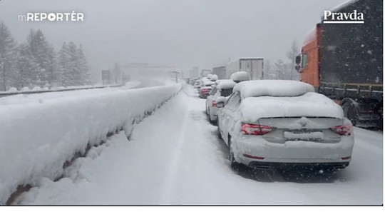 Šoféri uviazli na diaľnici, je medzi nimi veľa Čechov a Slovákov. Snehová kalamita komplikuje dopravu na Brenneri