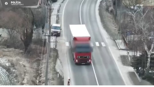 Polícia zverejnila zábery z dronových kontrol. Padajúce kusy ľadu z kamiónov mali vážne následky
