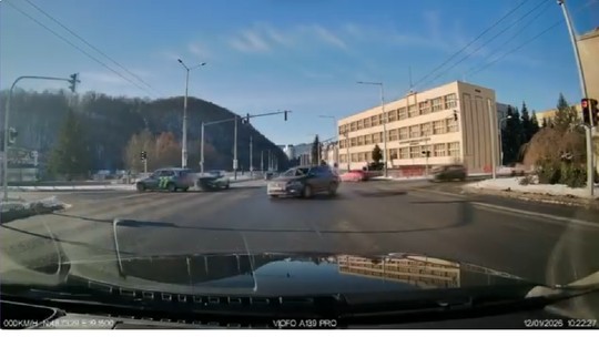 Žena išla pravdepodobne na červenú. Nedala prednosť policajtom, nasledovala tvrdá zrážka