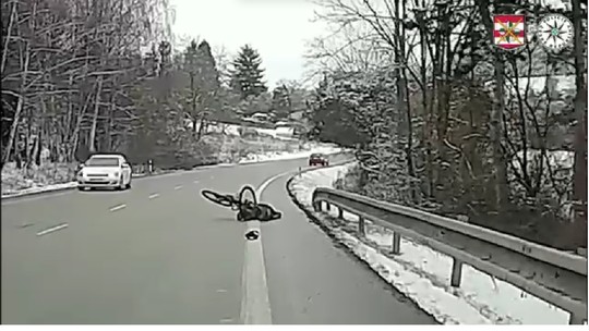 Opitého cyklistu katapultovalo z elektrobicykla. Tvrdý pád muža natočil vodič idúci za ním