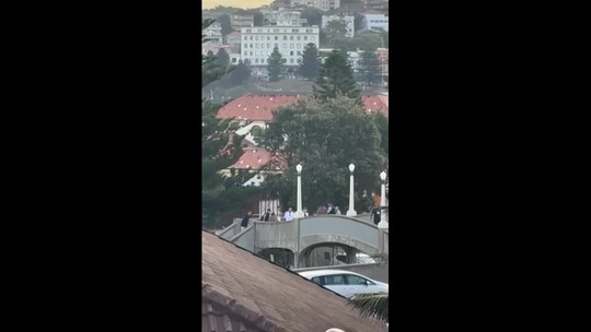 Besnenie ozbrojenca v Sydney zachytila novinárka