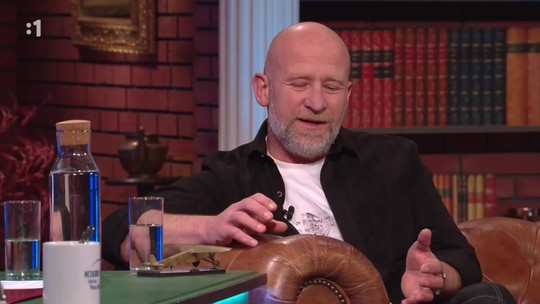 Prečo sa, Milanko, bijeme my dvaja, nariekal skrvavený Nahálka s Ondríkom... Prezradil, ako to je medzi dvoma hercami?