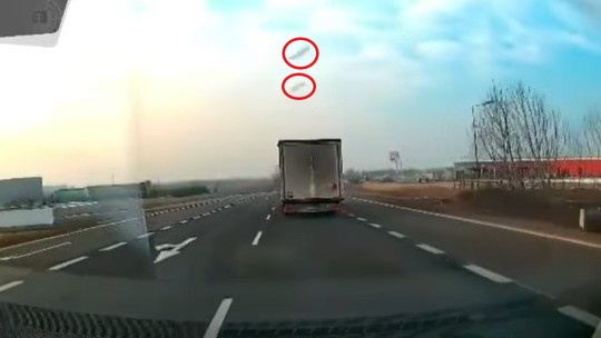 Divočina na trnavskom obchvate. Z kamióna padali na cestu kusy ľadu, autá museli kľučkovať