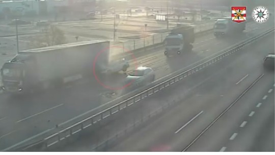 Zábery, z ktorých tuhne krv v žilách. Vodič vo vysokej rýchlosti vrazil bez brzdenia do kamiónu