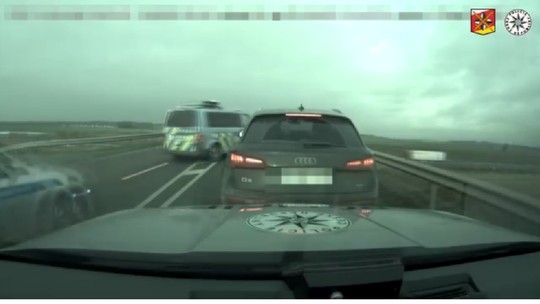 Takto si policajti posvietili na vodiča kradnutého luxusného Audi. Na diaľnici mu nedali žiadnu šancu