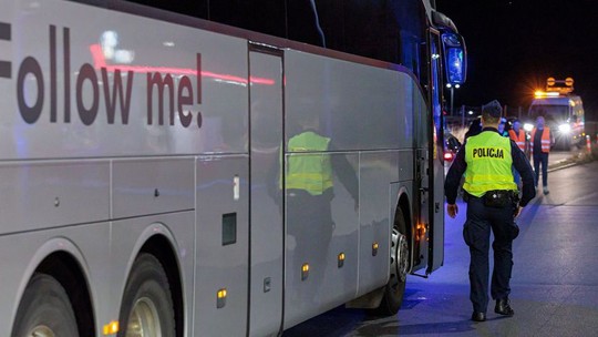 Mladá žena dobiehala autobus, ale nešťastne spadla. Netušila, že bude bojovať o život