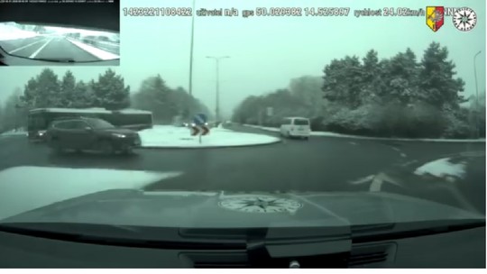 Žene praskla plodová voda a začal sa boj s časom. Takto pohotovo pomohli policajti bábätku prísť na svet