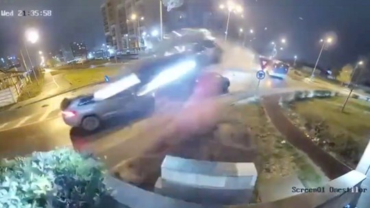 Ako raketa! Vodič zázračne preletel nad kruhovým objazdom