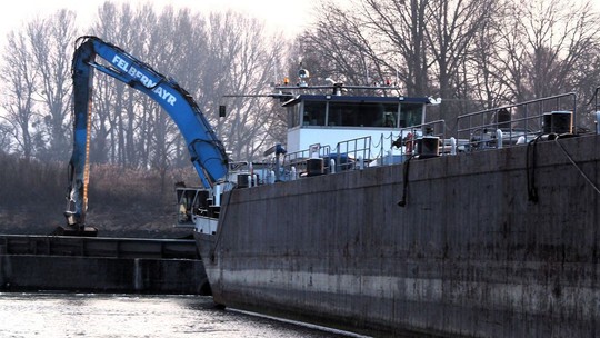 Pri Devíne sa zasekol lodný tanker, už týždeň s ním zápasia
