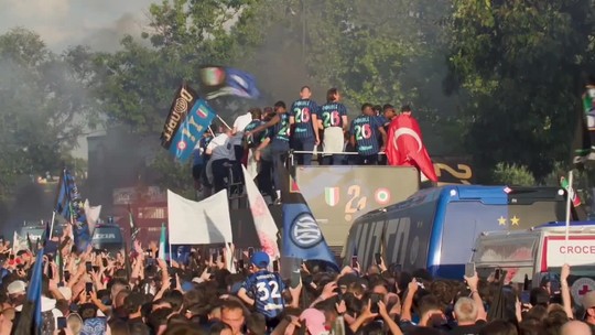 Futbalisti Interu Miláno oslavujú double