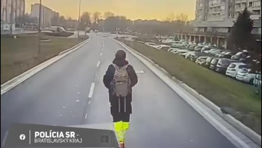 Opitý kolobežkár vybrzďoval autobus. Pozrite si, ako nešťastne to dopadlo
