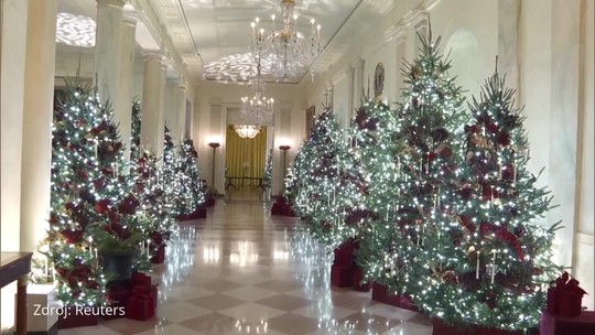 Vianoce v Bielom dome: Obraz postreleného Trumpa a 50 vianočných stromčekov, 75 vencov a viac ako 7,6 km stúh