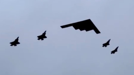 Bombardér B-2 Spirit nad hlavami Putina a Trumpa