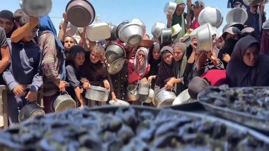 Obyvatelia Gazy čakajú v rade na jedlo, ďalší zomierajú od hladu