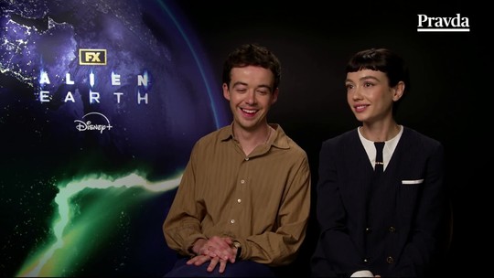 Votrelec je vegán a my dvaja? Neznášame sa, vtipkujú hviezdy seriálu Votrelec: Zem. Pre Pravdu poskytli exkluzívny rozhovor