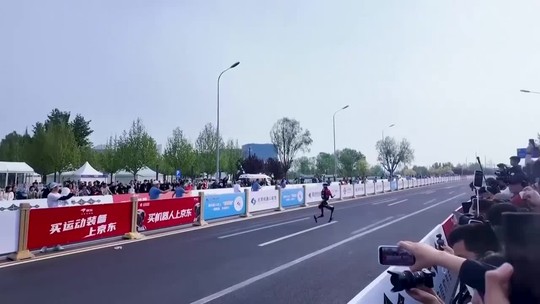 To je finiš! Robot predbehol človeka v polmaratóne