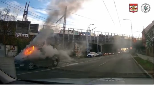 Dráma na ceste, auto skončilo v plameňoch. Iba šikovnosť policajta zabránila väčšej katastrofe