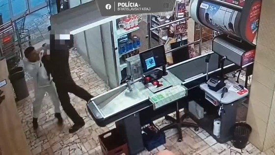 Divočina v Petržalke! Agresívni zákazníci sa pustili do ochrankárov v potravinách