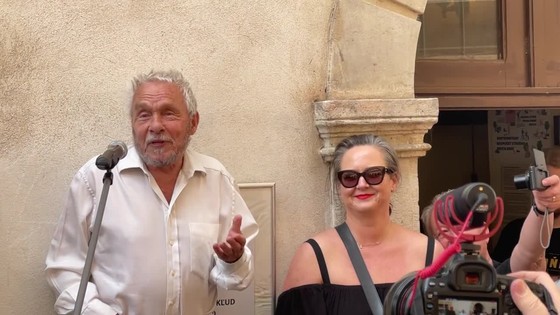 Jan Saudek má 90 a otvoril v Bratislave výstavu svojich fotiek: Plný energie prišiel s manželkou Pavlínou, na svoju siedmu naj fotku ešte čaká