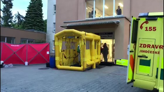 Prevoz pacienta s podozrením na ebolu v Česku